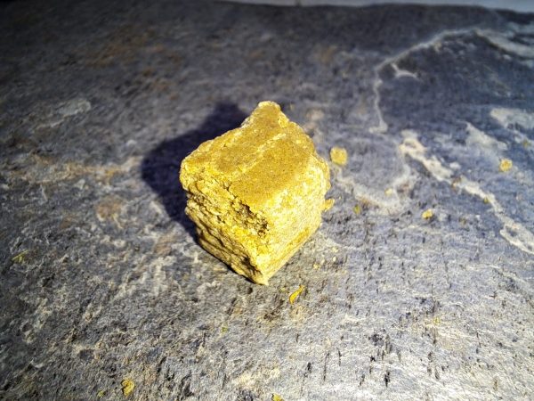 résine CBD jaune 50% pressée à froid – pollen skunk – hash légal France