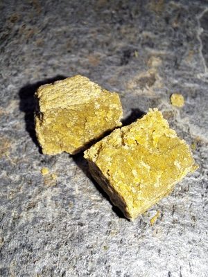 résine CBD jaune 50% pressée à froid – pollen skunk – hash légal France