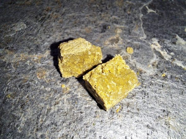 résine CBD jaune 50% pressée à froid – pollen skunk – hash légal France