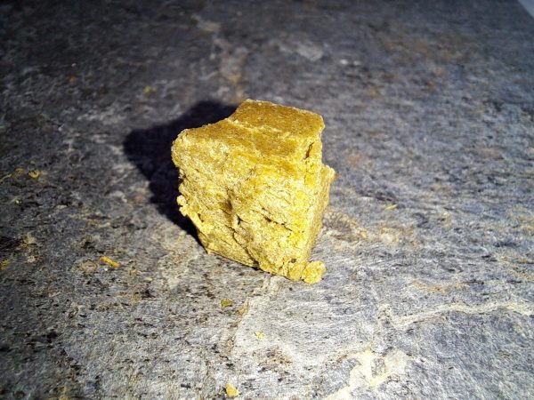résine CBD jaune 50% pressée à froid – pollen skunk – hash légal France